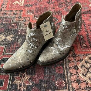 Brand new * Ariat booties